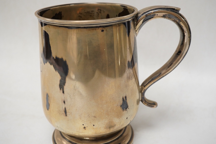A George V silver mug by Walker & Hall, Sheffield, 1921, on a circular foot, height 12.5cm, 9.5oz.